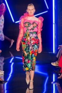 defile-emanuel-ungaro-printemps-ete-2018-paris-look-45.thumb.jpg.307892caeb03713b6427b287820876c2.jpg