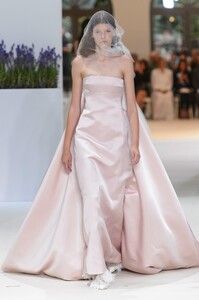 defile-giambattista-valli-automne-hiver-2018-2019-paris-look-27.thumb.jpg.bd83076581ccb046fb9343dd4fe313bf.jpg