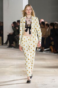 defile-giambattista-valli-printemps-ete-2018-paris-look-17.thumb.jpg.71da1a779f02a4ae2dd9f32f648e6437.jpg