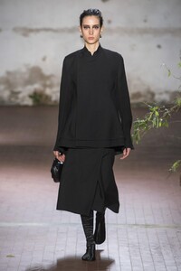 defile-jil-sander-automne-hiver-2019-2020-milan-look-14.thumb.jpg.76961141fd31f16dc43cc44379b6e148.jpg