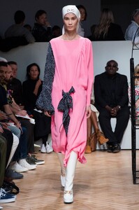 defile-jw-anderson-printemps-ete-2019-londres-look-22.thumb.jpg.12ecfaa10182ee986961607cb02de86d.jpg