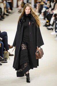 defile-loewe-automne-hiver-2018-2019-paris-look-21.thumb.jpg.34e0dd07411efc376b492a8e9ff074c2.jpg