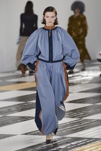 defile-loewe-automne-hiver-2020-2021-paris-look-29.thumb.jpg.9978ebff241a660c1c446f1ddd4a178e.jpg