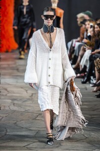 defile-loewe-printemps-ete-2019-paris-look-11.thumb.jpg.20da3579791d231e812cdfd05f5e5178.jpg