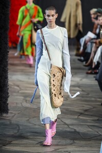 defile-loewe-printemps-ete-2019-paris-look-41.thumb.jpg.e1e717e836bcf95c6911979a359315ca.jpg