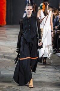 defile-loewe-printemps-ete-2019-paris-look-46.thumb.jpg.b501e3fbfeea0b431e4791e49f53bb21.jpg
