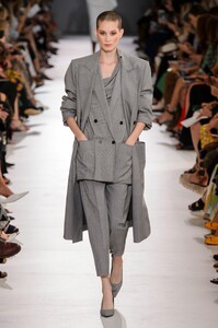 defile-max-mara-printemps-ete-2019-milan-look-32.thumb.jpg.f9774db16baa72aeffe157948ddfacdc.jpg