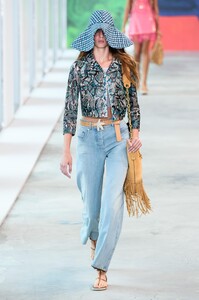 defile-michael-kors-collection-printemps-ete-2019-new-york-look-9.thumb.jpg.28fb9c066fa36042bc4668e11e5f3516.jpg
