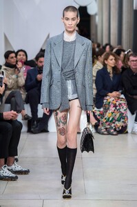 defile-miu-miu-printemps-ete-2019-paris-look-11.thumb.jpg.e10558ccdbbdf3e6f7c7219a8f89af6e.jpg