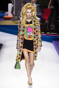 defile-moschino-automne-hiver-2019-2020-milan-look-52.thumb.jpg.987f9bf2643e47f8ee27344862345a6b.jpg