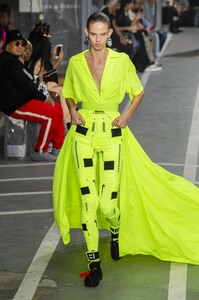 defile-off-white-printemps-ete-2019-paris-look-24.thumb.jpg.37921ae3fa1736da257bfd83dbca00d8.jpg