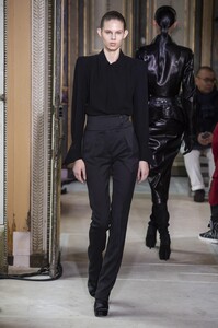 defile-olivier-theyskens-automne-hiver-2019-2020-paris-look-20.thumb.jpg.0ebe4f1741059b92ff77ad290ec7d553.jpg