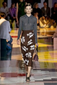 defile-prada-printemps-ete-2020-milan-look-32.thumb.jpg.c8bb96fea6d228e1cc59ff8b797dbb89.jpg