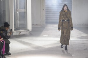 defile-proenza-schouler-automne-hiver-2018-2019-paris-look-13.thumb.jpg.a166883e9352c5bab81f2407e43eb437.jpg