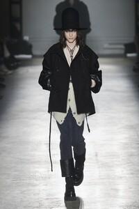 defile-r13-automne-hiver-2020-2021-new-york-look-18.thumb.jpg.330a90b6bf521f94cbf5cdad631adc38.jpg