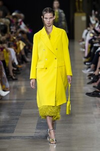 defile-rochas-printemps-ete-2019-paris-look-14.thumb.jpg.c84212cf18bd21a1456e87233abf8ecf.jpg