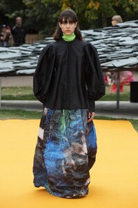 defile-roksanda-printemps-ete-2020-londres-look-21.thumb.jpg.6f12048b72fedcd0df298ad9e3ef2403.jpg