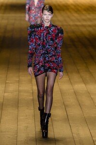 defile-saint-laurent-automne-hiver-2018-2019-paris-look-60.thumb.jpg.6bbbf4777cd5d5a87e2df813ecbd5634.jpg