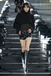 defile-saint-laurent-printemps-ete-2020-paris-look-28.thumb.jpg.1a4e4e25052ba85cfe01e1d965107526.jpg