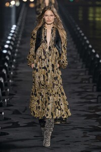 defile-saint-laurent-printemps-ete-2020-paris-look-32.thumb.jpg.4508adc08cfc005634e998b2d1982ef7.jpg