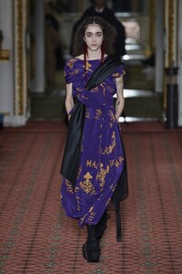 defile-simone-rocha-automne-hiver-2020-2021-londres-look-17.thumb.jpg.0eb62c4b3ecfead853438bbc60e3e360.jpg