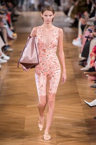 defile-stella-mccartney-printemps-ete-2019-paris-look-10.thumb.jpg.43457edee1c0394b2477530ed520e848.jpg
