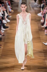 defile-stella-mccartney-printemps-ete-2019-paris-look-33.thumb.jpg.023e387098d62a90f8a2137908fdc491.jpg