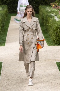 defile-tory-burch-printemps-ete-2019-new-york-look-12.thumb.jpg.2b1aa407b8c517d37fdf987fb0a35a22.jpg