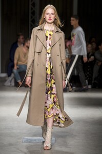 defile-trussardi-printemps-ete-2018-milan-look-34.thumb.jpg.7c7a02f94ba6a9e5379e0db4e1bdfe0b.jpg