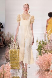 defile-ulla-johnson-printemps-ete-2018-new-york-look-21.thumb.jpg.d21b91e69b3be5c6693264d5f86d76cb.jpg