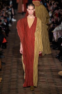 defile-uma-wang-automne-hiver-2018-2019-paris-look-28.thumb.jpg.df6c7f9f209bc689c42c3ae9d462a293.jpg