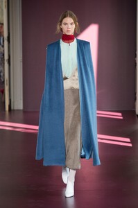 defile-valentino-automne-hiver-2017-2018-paris-look-3.thumb.jpg.7bbaf4412d18f3d2044de2f13ba8c41a.jpg