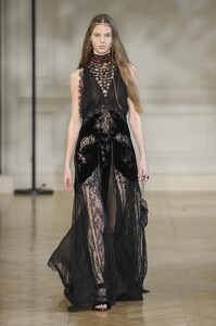 defile-valentino-automne-hiver-2017-2018-paris-look-57.thumb.jpg.07307dff067ccf6b0a72c2d1be7fd43b.jpg