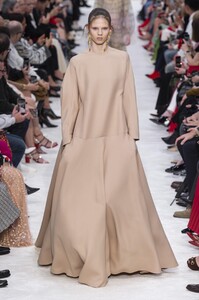 defile-valentino-automne-hiver-2019-2020-paris-look-49.thumb.jpg.51582bb912b88837861f0f080fb9b057.jpg