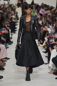 defile-valentino-automne-hiver-2020-2021-paris-look-21.thumb.jpg.5afd21260e856fc75132ef03b2ffd566.jpg