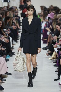 defile-valentino-automne-hiver-2020-2021-paris-look-50.thumb.jpg.8d19b8f594f244b6ef2e2ed34280ce18.jpg