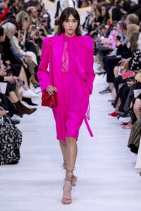 defile-valentino-printemps-ete-2020-paris-look-64.thumb.jpg.073f73ba4a58362c21f445fda78c4c5d.jpg