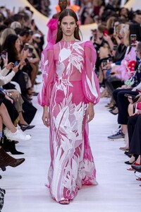 defile-valentino-printemps-ete-2020-paris-look-79.thumb.jpg.8afdf83754b9e8f77e1ccb76e9556731.jpg