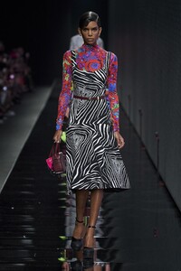 defile-versace-automne-hiver-2020-2021-milan-look-36.thumb.jpg.b728d58aa9fb6d794fc20a251f9b7466.jpg
