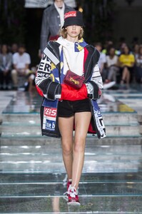 defile-versace-printemps-ete-2019-milan-look-10.jpg