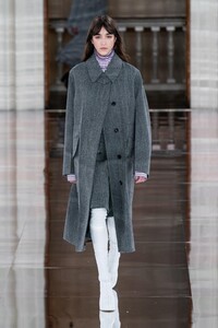 defile-victoria-beckham-automne-hiver-2020-2021-londres-look-23.thumb.jpg.f77425fcdb6841b3a790a98a2c6a027b.jpg