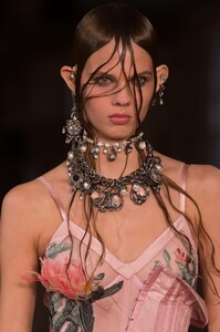 detail-defile-alexander-mcqueen-printemps-ete-2018-paris-detail-177.thumb.jpg.2429e64ca1536998e118b163cc3ec19f.jpg