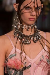 detail-defile-alexander-mcqueen-printemps-ete-2018-paris-detail-178.thumb.jpg.d8bc861df9f0d254d131292e9eebbf4d.jpg