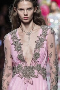 detail-defile-blumarine-printemps-ete-2020-milan-detail-174.thumb.jpg.ad064c3cf90364bee3be2c4ac31f0c09.jpg