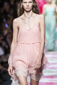 detail-defile-blumarine-printemps-ete-2020-milan-detail-43.thumb.jpg.ffc9db497585655473dc0bc8544bb00d.jpg