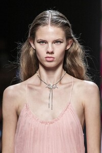 detail-defile-blumarine-printemps-ete-2020-milan-detail-44.thumb.jpg.d975dd50e575f39331c5cbe4e0c3c3a4.jpg