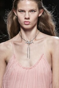 detail-defile-blumarine-printemps-ete-2020-milan-detail-45.thumb.jpg.bc091e622b5387c7fd4469ed6702e5e7.jpg