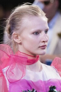 detail-defile-emanuel-ungaro-printemps-ete-2018-paris-detail-95.thumb.jpg.066cb82a99df694c92c0fa21355b3cbe.jpg