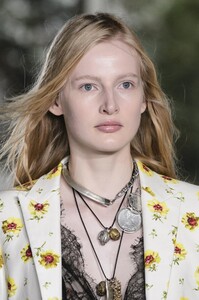 detail-defile-giambattista-valli-printemps-ete-2018-paris-detail-40.thumb.jpg.9530aa0fc950a6cc0afa0a1f7a0ca083.jpg
