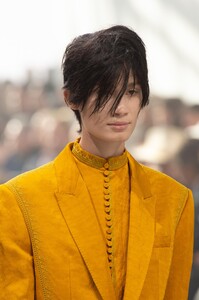 detail-defile-haider-ackermann-printemps-ete-2019-paris-detail-22.thumb.jpg.dc7c8810974fd03cc0454dd3417a866c.jpg